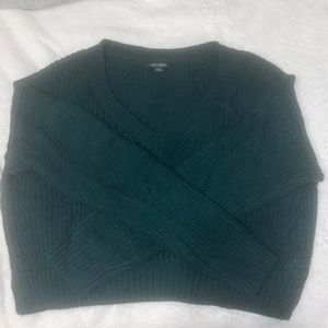 Worn very few times. Good condition. Cropped sweater.